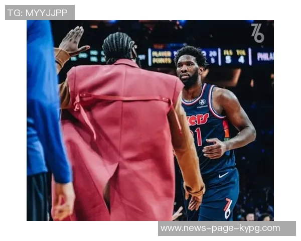 76人客战绿军登机照曝光恩比德微笑乌布雷粉色拖鞋引关注