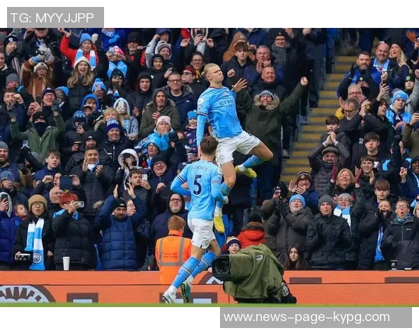 哈兰德晒曼城配色圣诞帽庆祝照为2025年胜利收官添彩 哈兰德晒曼城配色圣诞帽庆祝照为2025年胜利收官添彩